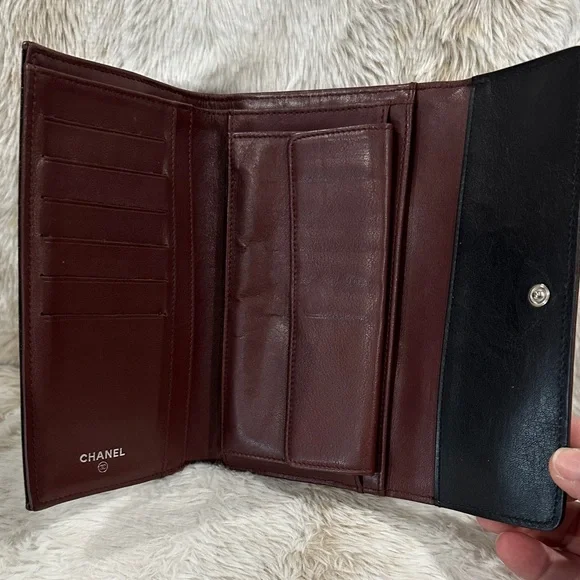 CHANEL Black Quilted wallet with Silver Logo - Picture 5 of 6